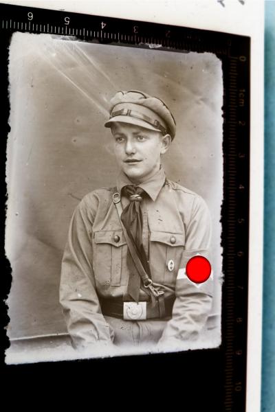 altes Glasnegativ - Hitlerjunge, Pimpf , mit Schirmmütze und Abzeichen